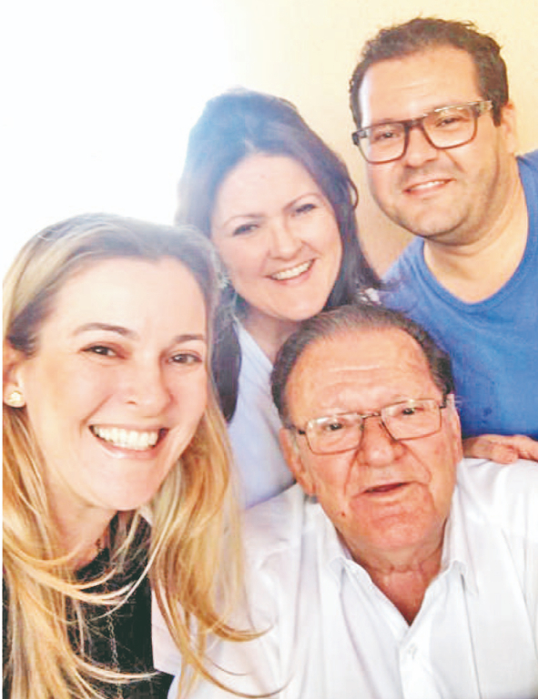 O conceituado médico-veterinário Dr. Antonio Menechelli completa hoje seus bem vividos 82 anos. Ele será alvo de homenagens especiais da esposa Cidinha, filhos, amigos e demais familiares. Parabéns Dr. Menecheli, muita saúde, harmonia e paz para o novo ciclo de vida que se inicia hoje