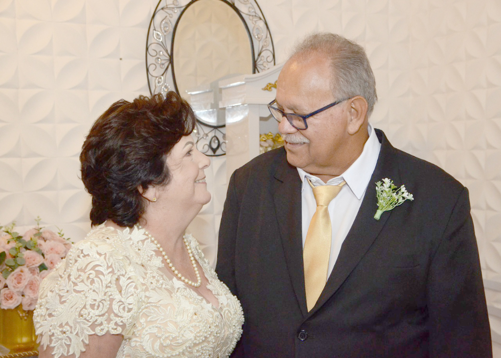 O último dia 14 de novembro foi especial para o casal Clineu Camargo e Edna Moreno, que celebraram suas “Bodas de Ouro” com pompas e circunstâncias em uma festa que reuniu a família e amigos do casal, realizada no Buffet Canto do Encanto. Na realidade, Edna e Clineu completaram 50 anos de feliz união conjugal dia 14 de abril de 2020, porém, devido a pandemia, tiveram que adiar a festa da celebração de suas Bodas para este mês. A celebração aconteceu e foi tudo muito lindo e emocionante, como o casal sonhou. A festa contou com a participação de seus filhos, genro, nora, neto e neta, que são os frutos dessa união regados a muito respeito, parceria, cumplicidade e, acima de tudo, sustentado pelo amor os une há mais de 50 anos. 