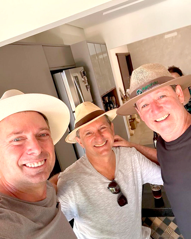 Os amigos Robson Galiás, Dimas Geraldo e Marcelo Mamone, reunidos para uma tradicional churrascada para matar a saudade do amigo Robson, que está residindo atualmente na Itália. Robson e sua esposa Gisélia, estão passando uma temporada na Europa ao lado dos filhos, mas o coração permanece verde e amarelo e bate no ritmo da saudade da terrinha e dos amigos que aqui deixaram