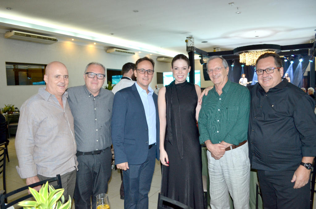 Robson Martim, Carlinhos Matta, ex-presidente da ACV, Glauco Ventura, presidente atual da ACV, Natália De Haro, diretora de marketing da atual gestão, Nelson Gorayb e Valdeci Merlotti, os dois também ex-presidente da ACV de Votuporanga, prestigiando noite festiva em que foi celebrado os 77 anos da Associação Comercial de Votuporanga, com um delicioso jantar dançante realizado no Firenze Eventos