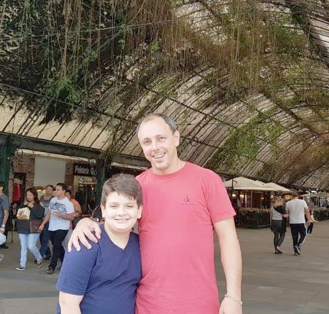 O calendário assinala na data de hoje o aniversário do empresário Júnior Vilela, que comemora o dom da vida ao lado de sua esposa Carina Fiori Vilela e de seu filho Matheus. Felicidades ao aniversariante e que a alegria pelo dia de hoje encha seu coração de gratidão pelo dom da vida.