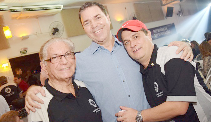 Dia de parabenizar o nosso querido amigo, o médico Dr. João Anísio Ferreira, que comemora seu aniversário hoje e compartilha a alegria desse dia com sua família e amigos, recebendo o carinho especial de sua esposa Marisa. A coluna parabeniza o aniversariante com votos de que a idade nova seja um marco de renovação, paz, sucesso, amor e felicidades. Feliz dia e feliz idade nova! Na foto, dr. João Anísio com o empresário Valmir Dornelas e seu filho dr. João Anísio Filho.
