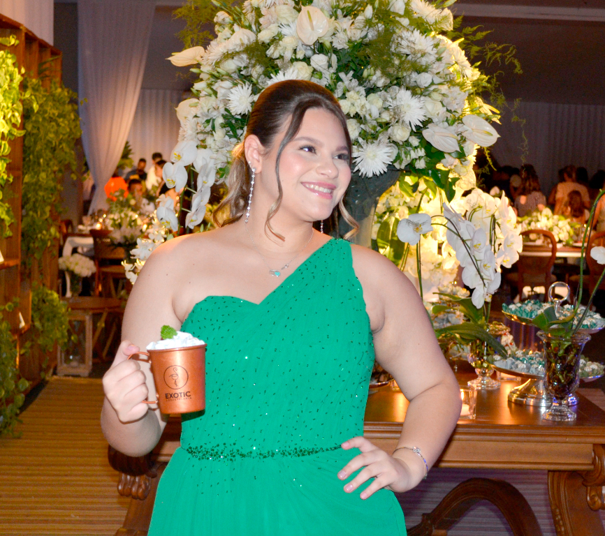 Todo o charme, beleza e elegância de Júlia Miranda, filha de Tércio Miranda, que desfilou toda bela e linda em seu vestido verde no casamento de Sandro Júnior e Geovanna Luque, que aconteceu no dia 18 de novembro, na Krik Eventos