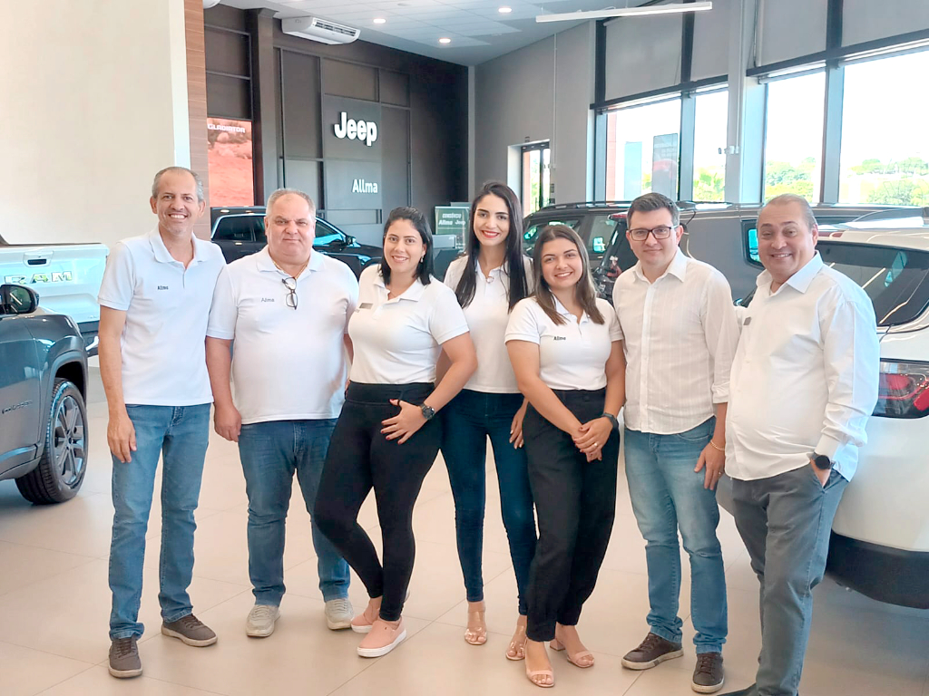 O gerente da Allma Jeep de Votuporanga, Hevandro Branquinho, e sua equipe de colaboradores agradecem a acolhida maravilhosa que tiveram dos votuporanguenses pela chegada da concessionária de veículos que aqui se instalou. Desejam a todos os clientes e amigos um ano novo repleto de conquistas e realizações. FELIZ ANO NOVO!