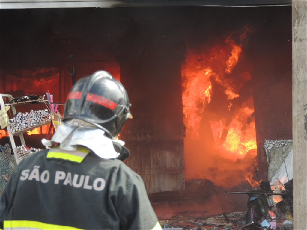 Produtos explodiram e foram arremessados durante incêndio em