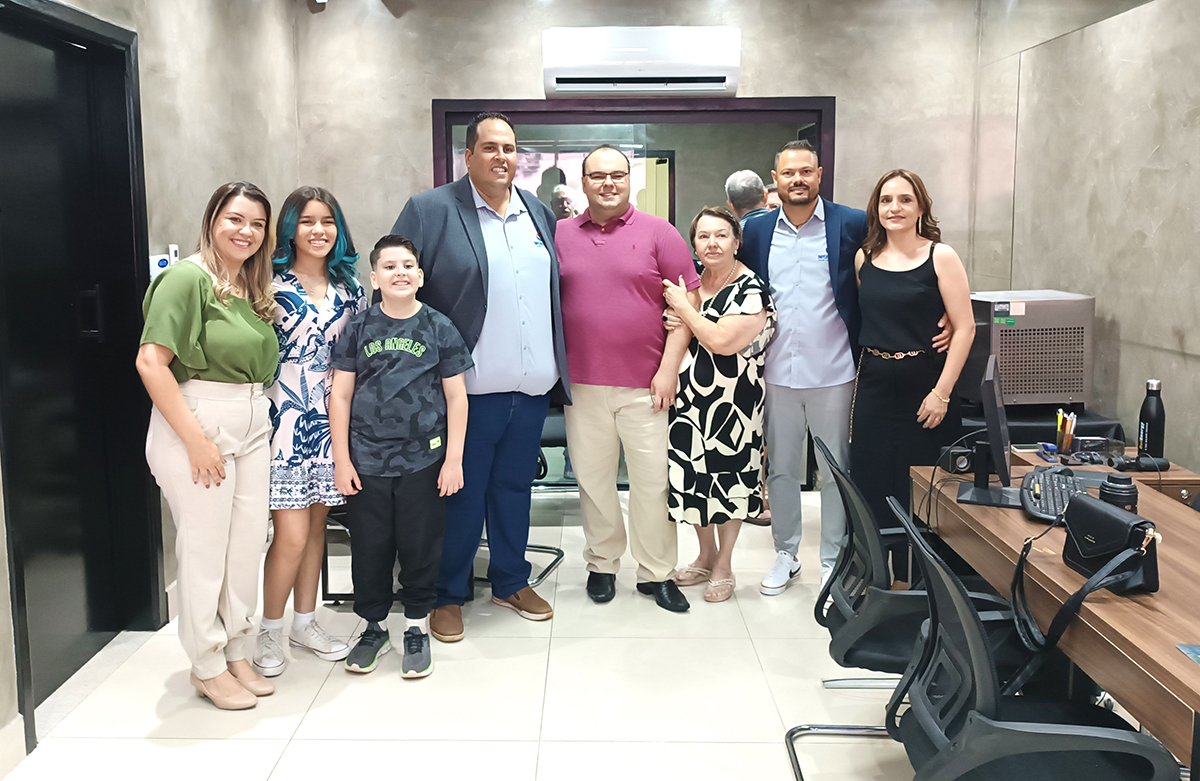 Família e amigos reunidos em um dia memorável
