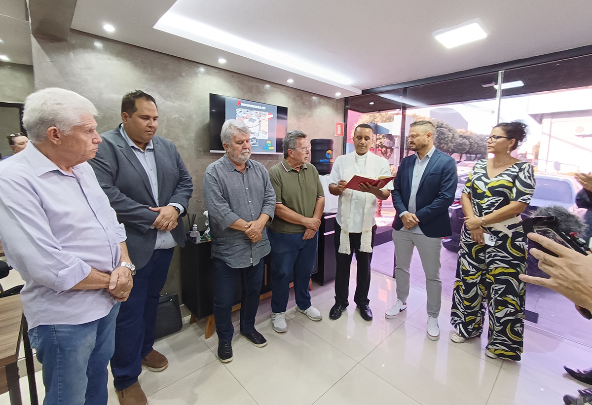 Momento da benção do padre Alexandre, da Paróquia São Cristóvão