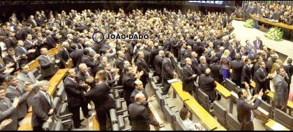 Deputados federais e senadores tomam posse