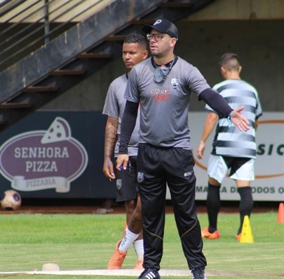 Rogério Corrêa, está contente com os atletas do elenco, mas pede mais um goleiro e um lateral (Foto: Rafael Bento/CAV)