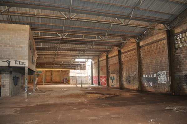 O prédio abandonado fica no cruzamento das avenidas João Gonçalves Leite e José Marão Filho (Foto: Daniel Castro/A Cidade)