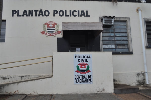 Diante dos fatos, os policiais deram voz de prisão em flagrante a mulher, sendo encaminhada até a Central de Flagrantes de Votuporanga (Foto: A Cidade)