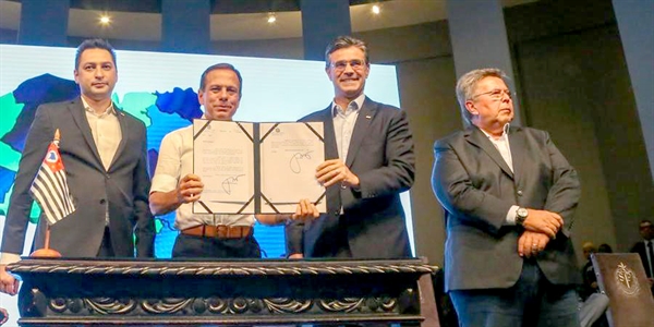 Marco Vinholi, Doria, Rodrigo Garcia e Carlão Pignatari, selando o que estava combinado e “fumando” o cachimbo da paz em cerimônia realizada nesta semana no Palácio dos Bandeirantes. (Foto: Divulgação/Governo de SãoPaulo)