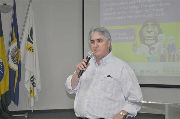 Celso Penha Vasconcelos distribui livros para comemorar o aniversário do seu hotel  (Foto: Unifev)