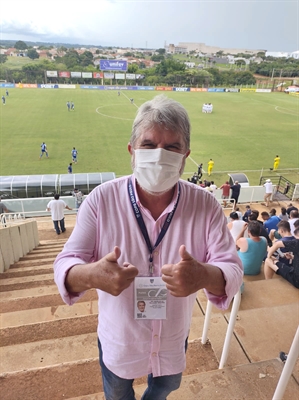 O prefeito Jorge Seba acompanhou ontem a goleada do CAV sobre o Monte Azul. Esse gosta de futebol e apoia o esporte (Foto: A Cidade)