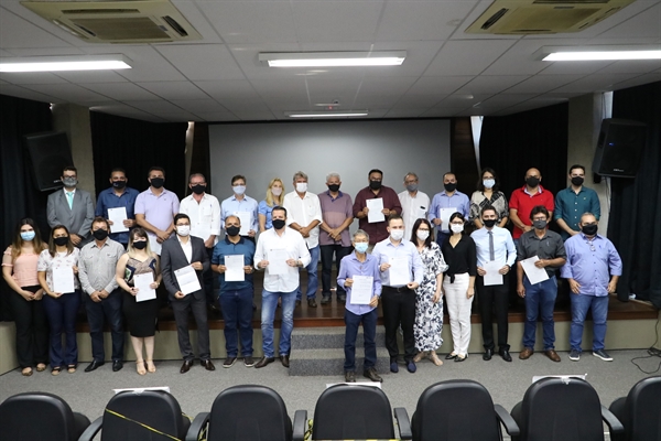 Os novos secretários municipais e dirigentes de autarquias foram empossados em reunião no Centro de Cultura e Turismo (Foto: Prefeitura de Votuporanga)