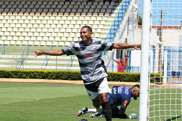 Atacante Murilo volta aos treinos após recuperação da Covid-19 e pode estrear no retorno da A3 (Foto: Rafael Bento/CAV)