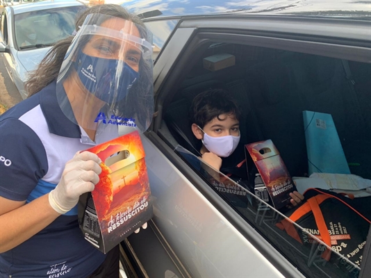 Escola Adventista realiza drive thru para entrega de kits e celebração da páscoa com o tema ‘Jesus é a verdadeira Páscoa’ (Foto: Divulgação/Colégio Adventista)