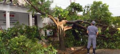 Chuva causa destruição e transtornos na cidade