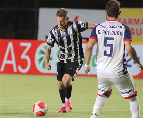 A Votuporanguense no meia-atacante Nando (foto) volta a jogar amanhã  (Foto: Rafa Bento/CAV)