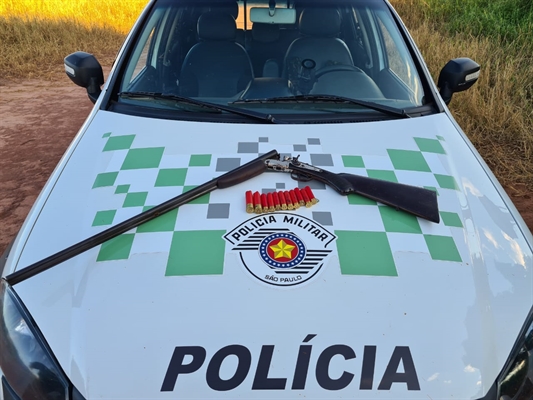 Polícia Ambiental prendeu o homem e apreendeu sua espingarda e dez munições (Foto: Divulgação/Polícia Ambiental)