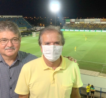 O prefeito de Rio Preto Édinho Araujo e o prefeito de Mirassol Edson Antonio Ermenegildo, no jogo Mirassol e Grêmio. Se quiser ver jogo importante Rio Preto tem que ir à Mirassol. No passado era o contrário.  (Foto: Assessoria)