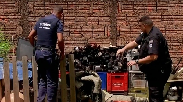 Guarda Municipal auxilia no combate à dengue em Catanduva (SP)  (Foto: Reprodução / TV TEM)