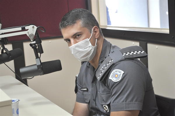 O comandante da Polícia Militar de Votuporanga, capitão André Navarrete, esteve ontem na Cidade FM e fez um convite aos produtores rurais  (Foto: A Cidade)