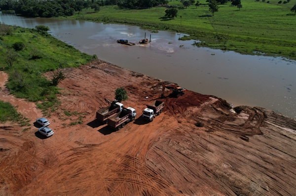 Desassoreamento da Represa Municipal ganhou o reforço de novas equipes e equipamentos (Foto: Saev Ambiental)