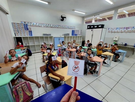 Alunos de escolas municipais são orientados sobre a importância de eliminar de suas casas recipientes que possam acumular água (Foto: Prefeitura de Votuporanga)