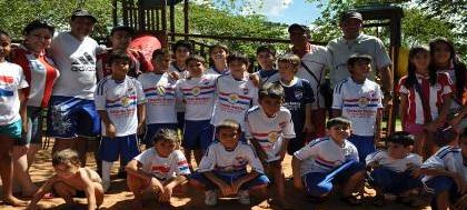 Meninos paraguaios e votuporanguenses fazem amistoso