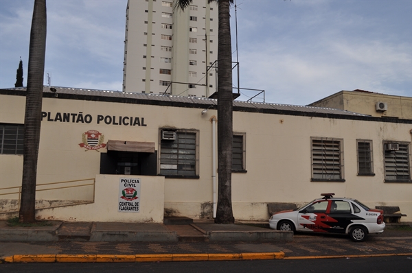 Os flagrantes de tráfico de drogas pelos policiais foram registrados no Plantão Policial de Votuporanga (Foto: A Cidade)