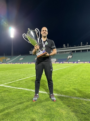  Kaio Cesar Gratão Fonseca com o troféu de campeão da Copa da Bulgária (Foto: Arquivo Pessoal)