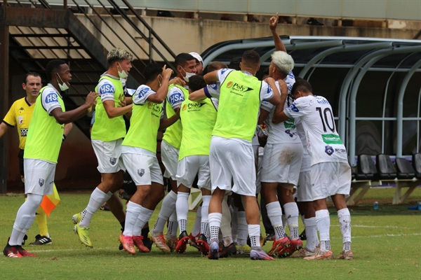 A equipe da casa venceu o Atlético Matogrossense por 3 a 1 e garantiu a classificação antecipada para a segunda fase do torneio (Foto: Rafael Bento/CAV)