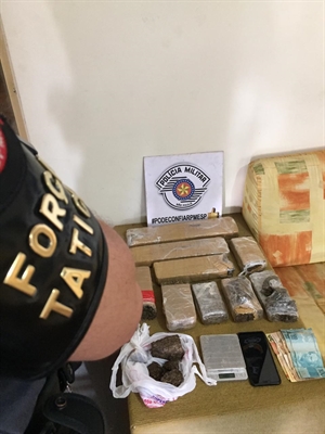 Os policiais da Força Tática apreenderam diversos tijolos de maconha na residência dos traficantes  (Foto: Divulgação/Força Tática)