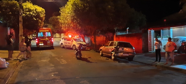 A dupla dirigia pela rua Rio Solimões no bairro Pozzobon, quando bateu contra um carro VW/Gol estacionado (Foto: Reprodução)