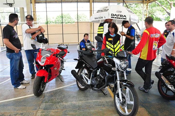 Mototaxistas recebem certificados de conclusão de curso na segunda