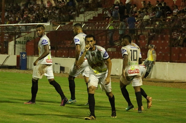 Zagueiro Paulo Henrique, que vem atuando como lateral, comemora o gol da vitória da Alvinegra (Foto: Rafael Bento/CAV)