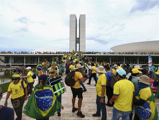 Dois ônibus de responsabilidade de uma empresa de Votuporanga ficaram apreendidos em Brasília após manifestação violenta (Foto: Agência Brasil)