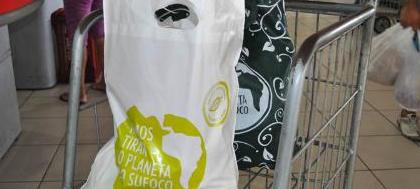 Supermercados oferecem sacolinha grátis até hoje