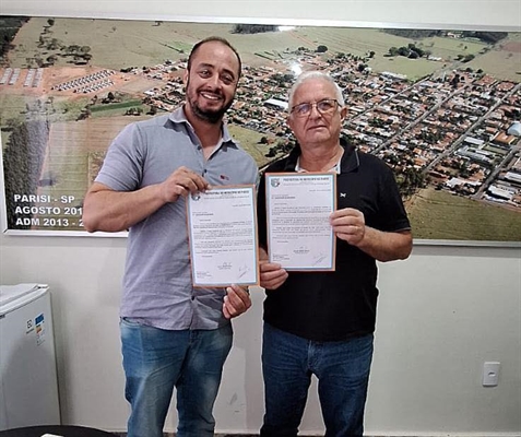 Cleiton Silva, assessor do deputado federal Fausto Pinato, e o prefeito de Parisi, Oclair Barão Bento  (Foto: Prefeitura de Parisi)