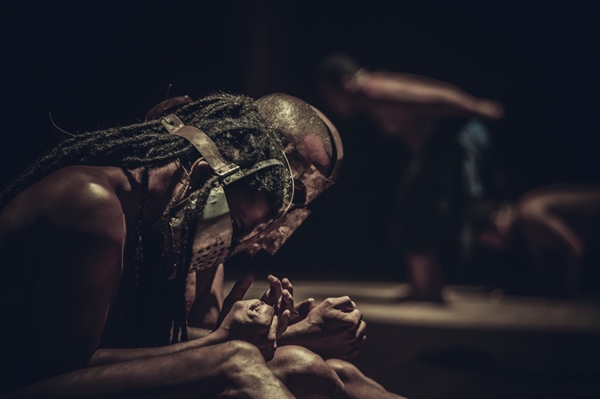 Peça de teatro 'Ao Cais do Valongo' mostra o trajeto de uma nau com negros escravizados até o porto que fica no Rio de Janeiro (Foto: Clau Silva/Divulgação)