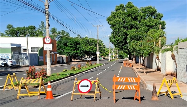  Forte volume de chuvas dos últimos dias provocou o afundamento do asfalto na Avenida da Saudade, nas proximidades do Cemitério (Foto: Assessoria)