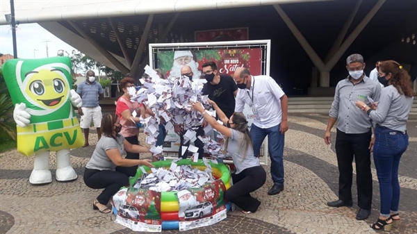 Foram sorteados um carro Onix 0km e dez vales compras no valor de mil reais cada um (Foto: Reprodução/ACV)