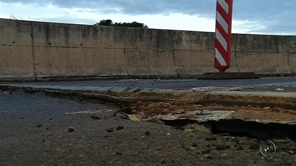 Para não atrapalhar o trânsito, foi feito um desvio na pista ao lado, no sentido contrário, para o tráfego de veículos (Foto: Reprodução/TV TEM)