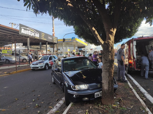 A motorista de um dos carros teria perdido a direção do carro com a batida e colidido contra uma árvore (Foto: A Cidade)