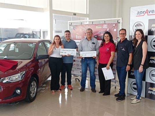 Luciano Panzanella Augusto, Vanessa Aparecida Meatto, Isac Ferreira (gerente do Porecatu), Gisele Moreira (colaboradora do Porecatu) e Natália de Haro (diretora de marketing da ACV)  (Foto: A Cidade)