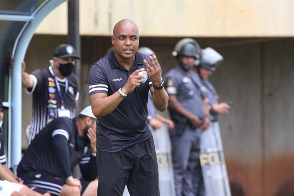 O técnico Rodrigo Cabral destacou a concentração e toda a seriedade do elenco na busca pelo resultado e imposição de jogo contra o Guarani  (Foto: Rafael Bento/CAV)