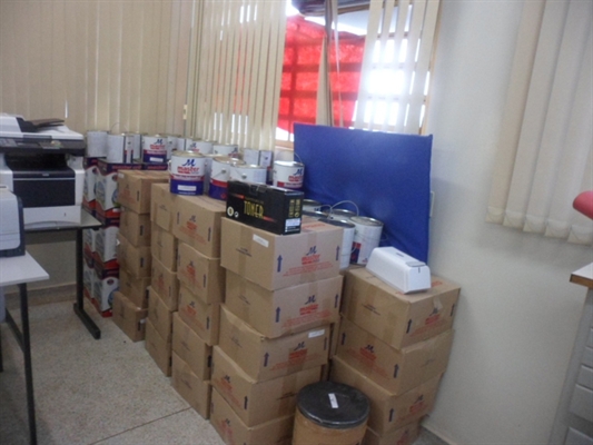 André denuncia latas de tintas fechadas em escola