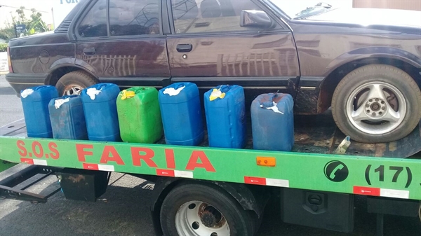Vários galões cheios de combustível furtado foram apreendidos pela PM com o trio (Foto: Divulgação/Polícia Militar)