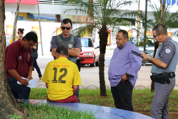 Foram realizadas abordagens para que esses indivíduos sejam acolhidos e orientados sobre a necessidade de voltar às suas residências (Foto: Prefeitura de Votuporanga)